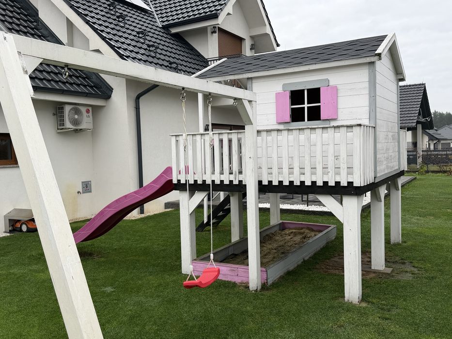 Duży solidny domek plac zabaw dla dzieci.