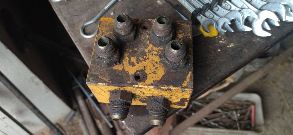 Rozdzielacz do koparko-ładowarki Ford 655