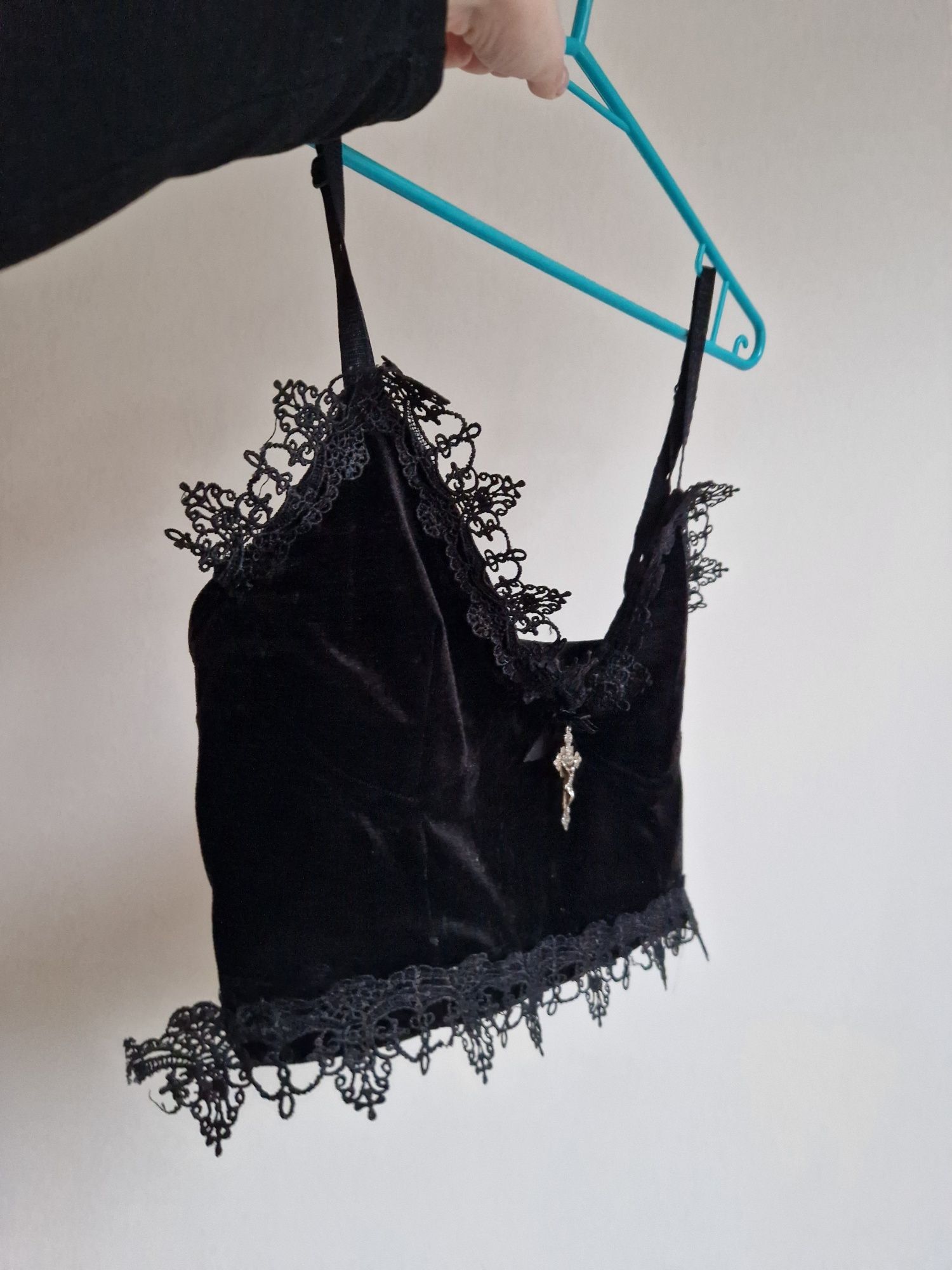 Gotycki crop top z koronkami gotyckim i krzyżem, głęboki dekolt,
