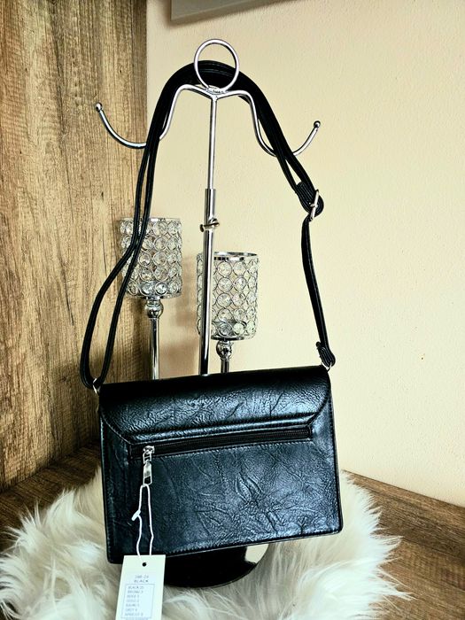 Czarna torebka listonoszka z ekoskórki