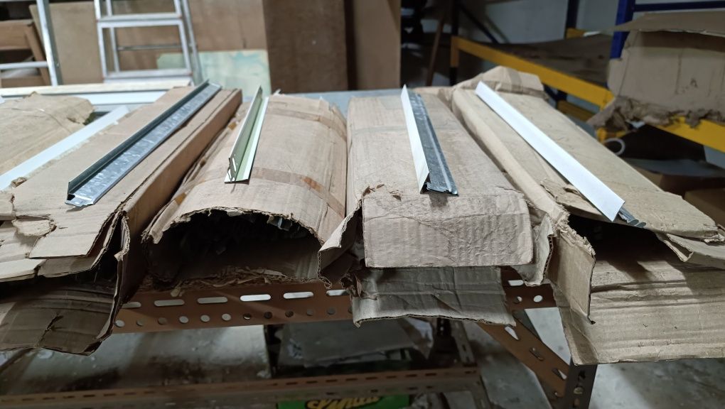 Material variado de montagem de tetos falsos - PARA DESOCUPAR