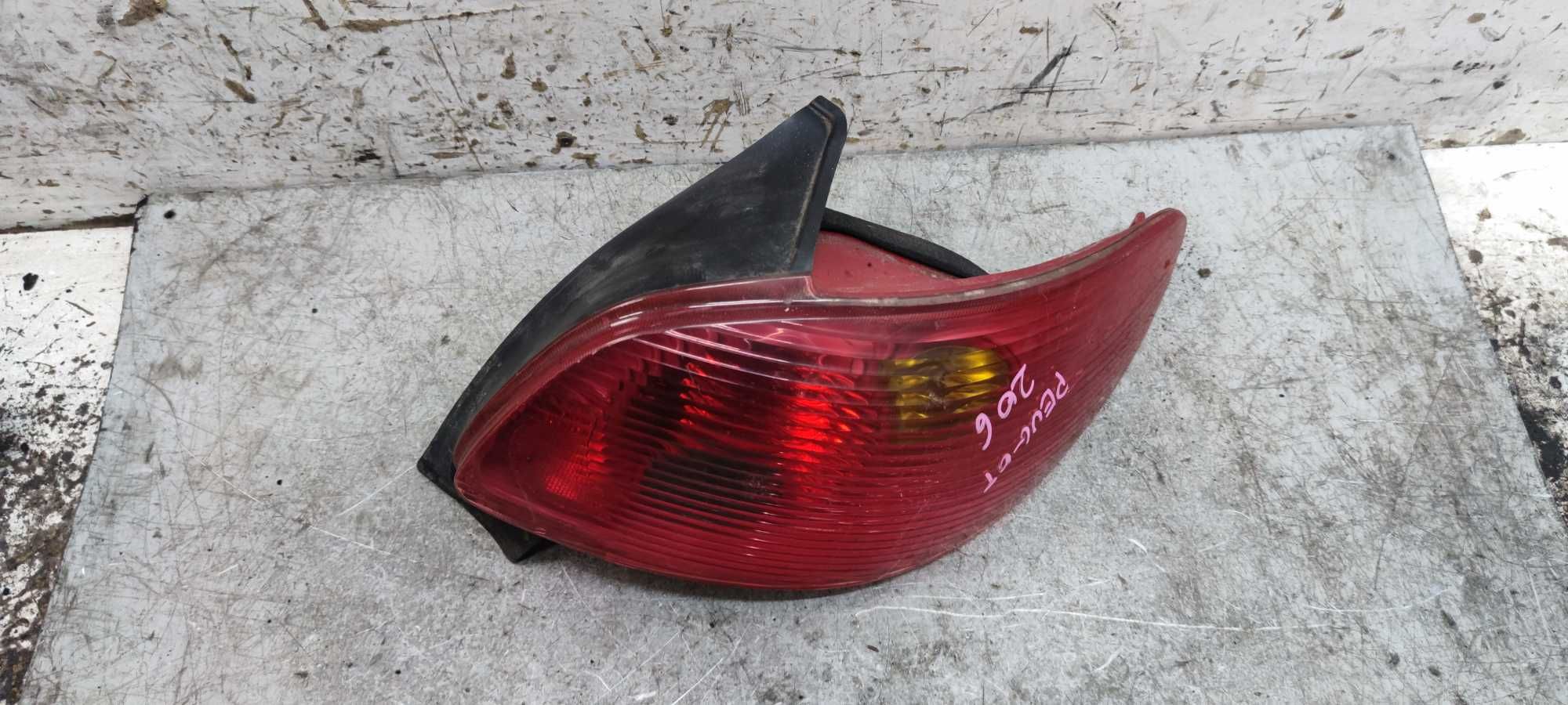 Peugeot 206 HB Lampa Prawa Tylna Prawy Tył PT