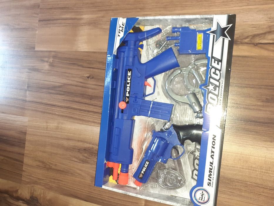 Zestaw policjanta pistolet karabin kajdanki