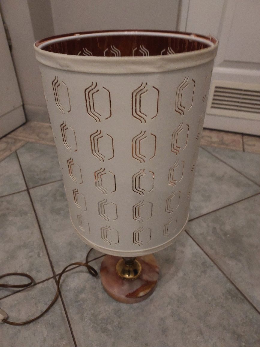 Lampka nocna z marmuru z kloszem