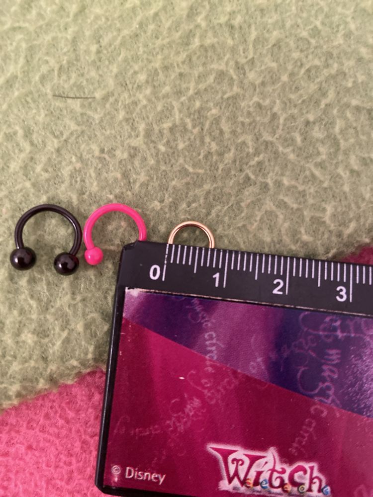 Piercings novos rosa. preto e dourado