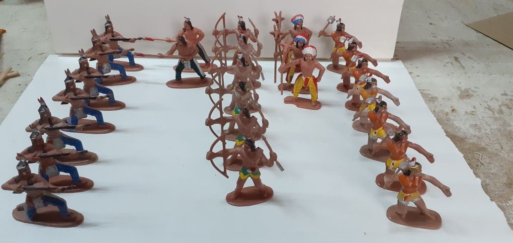 Игрушки из полиэтилена и полистирола.