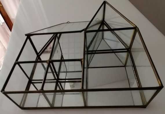 Expositor em vidro e latão, forma de casa