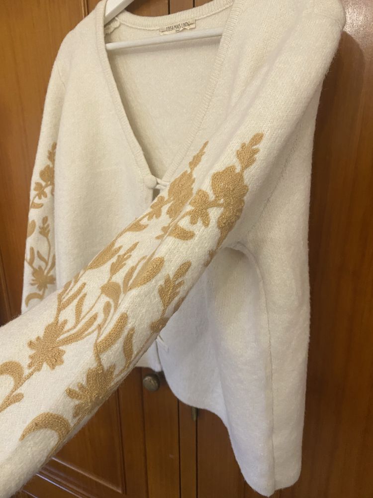 Cardigan bege bordado