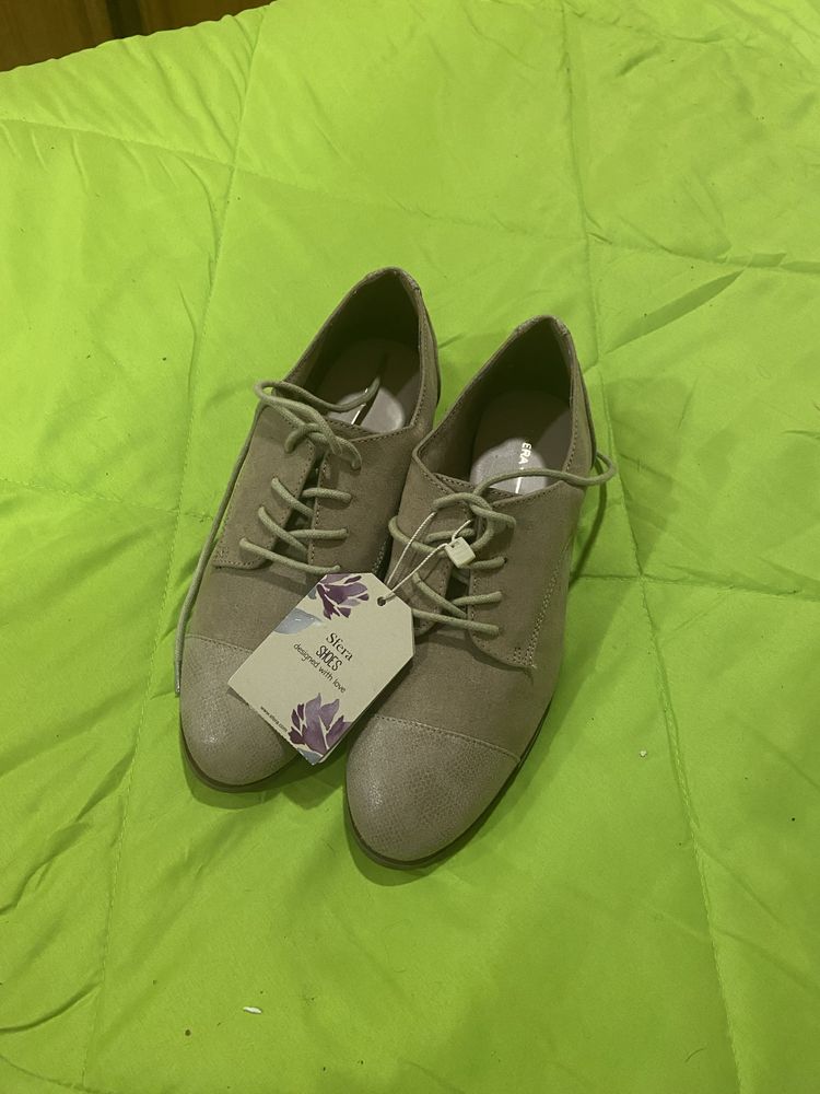 Sapatos novos com etiqueta
