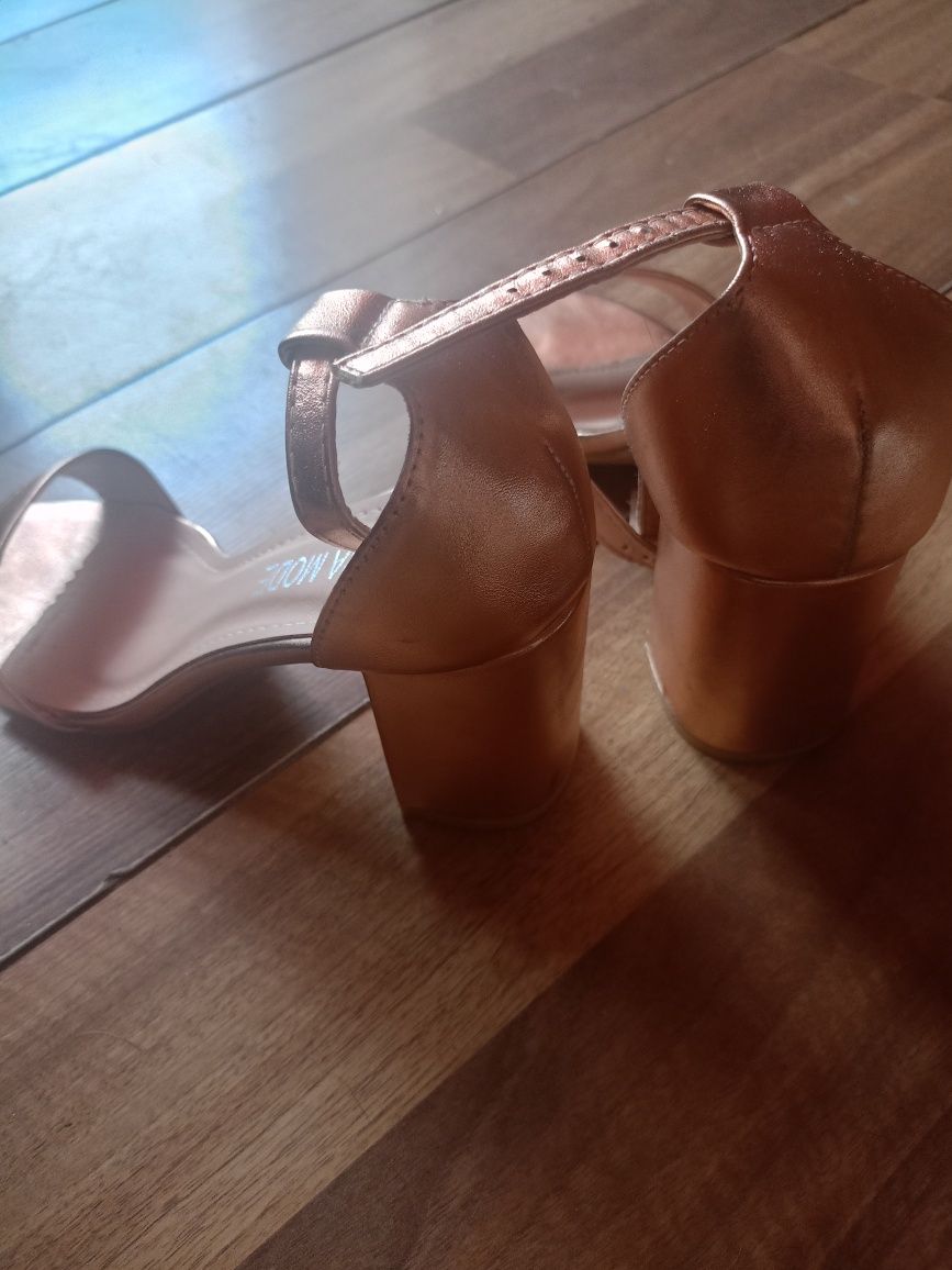 Buty na grubszym obczasie