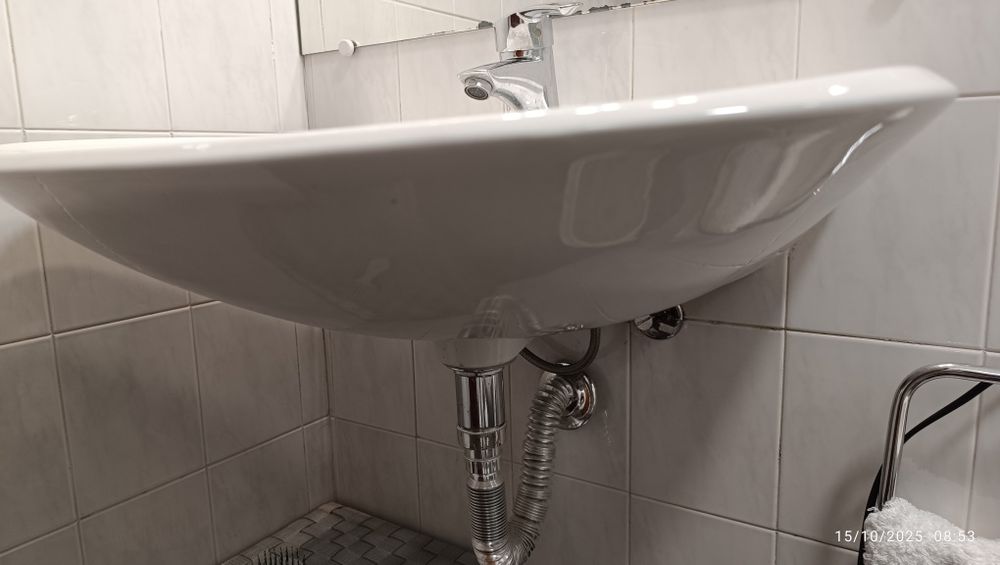 Dois Lavatórios brancos Valadares