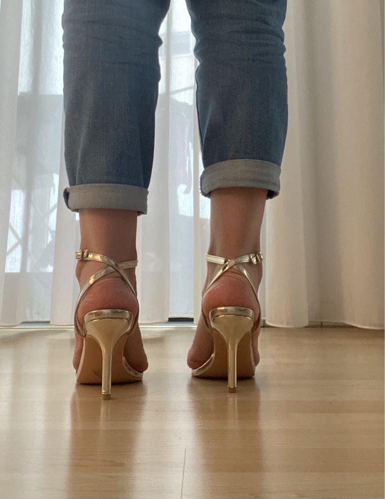 Sandálias douradas, tamanho 38. Altura salto 9cm’s