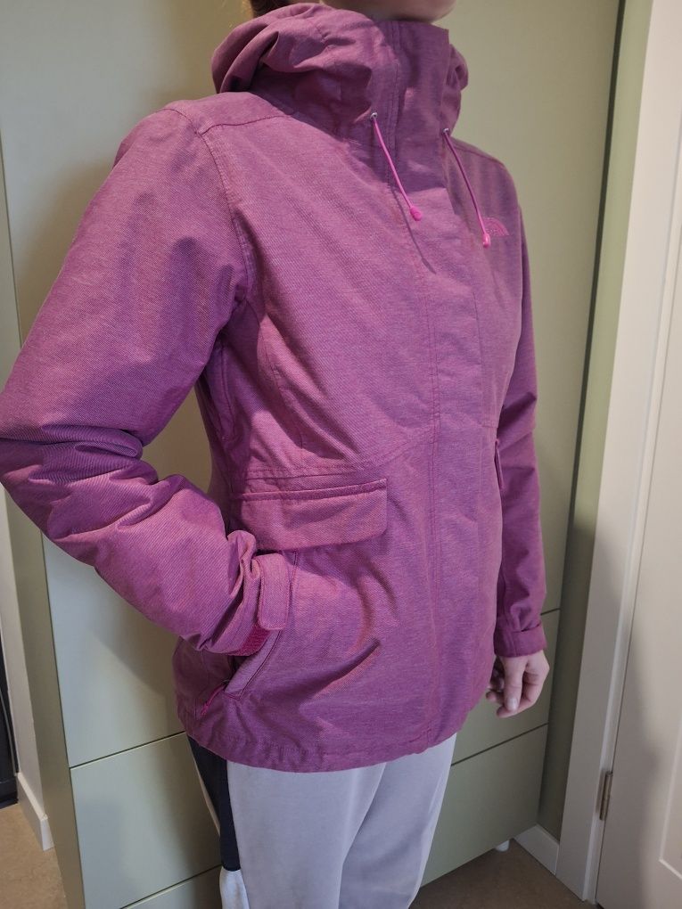 Жіноча лижна куртка фірми North Face, розмір М
