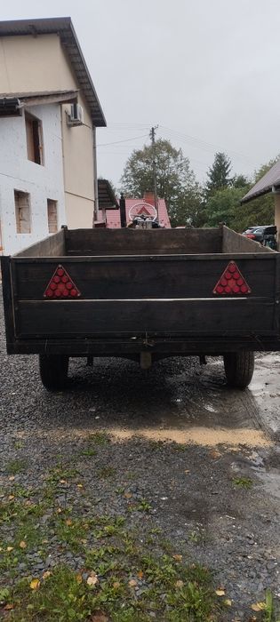 Przyczepa z kiprem i napędem