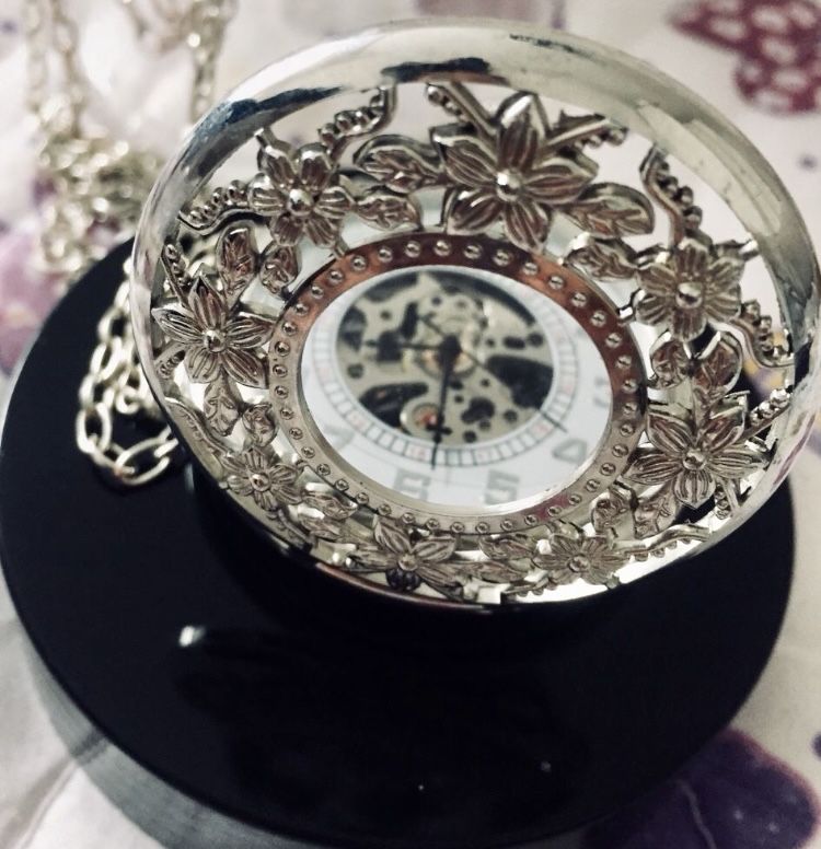 Otwierany wiszący zegarek w kolorze srebra