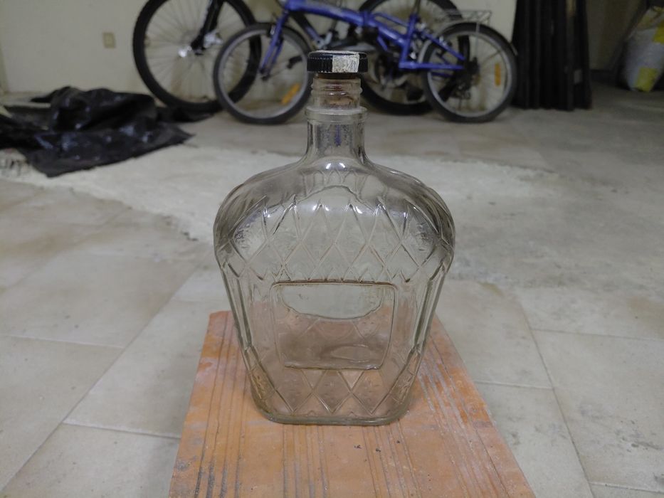 Garrafa antiga de vidro em bom estado