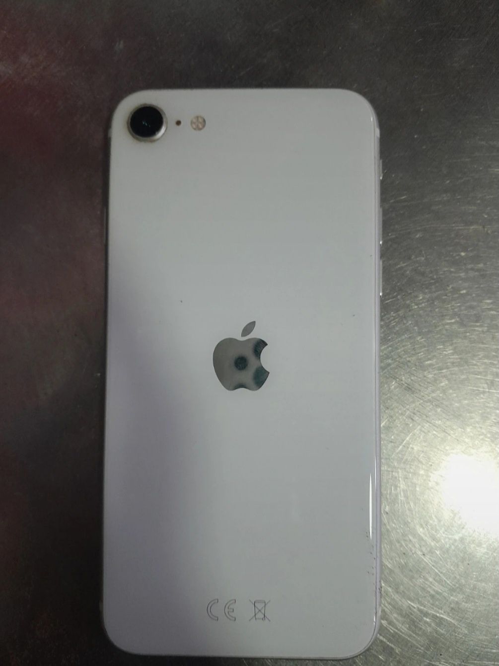 iPhone SE (2) com capa e película
