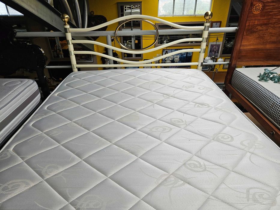 Cama em ferro com estrado e colchão - Bom estado geral