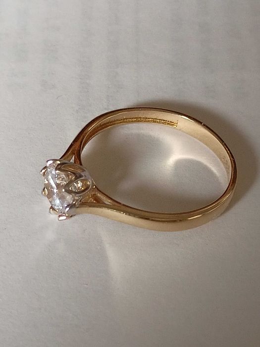 Złoty pierścionek 585 z brylantem 1,02 ct  (certyfikat)
