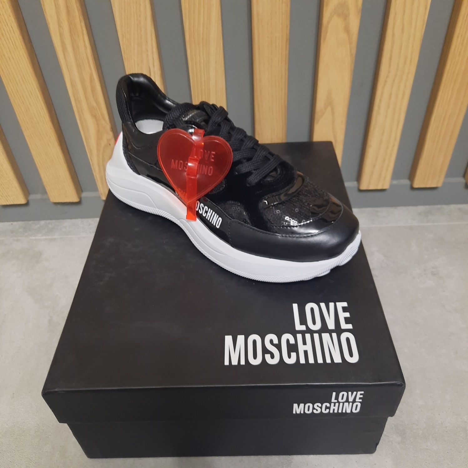 Love Moschino кроссовки 
Черные кеды Love Moschino с белой вышивкой л