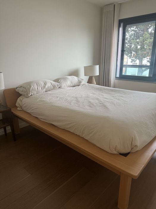Cama de Madeira Maciça com Moldura