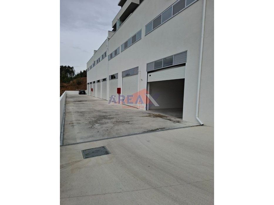 Fração D - Sub-cave - Garagem box com 93,10m2. Encontra-se ocupada ...