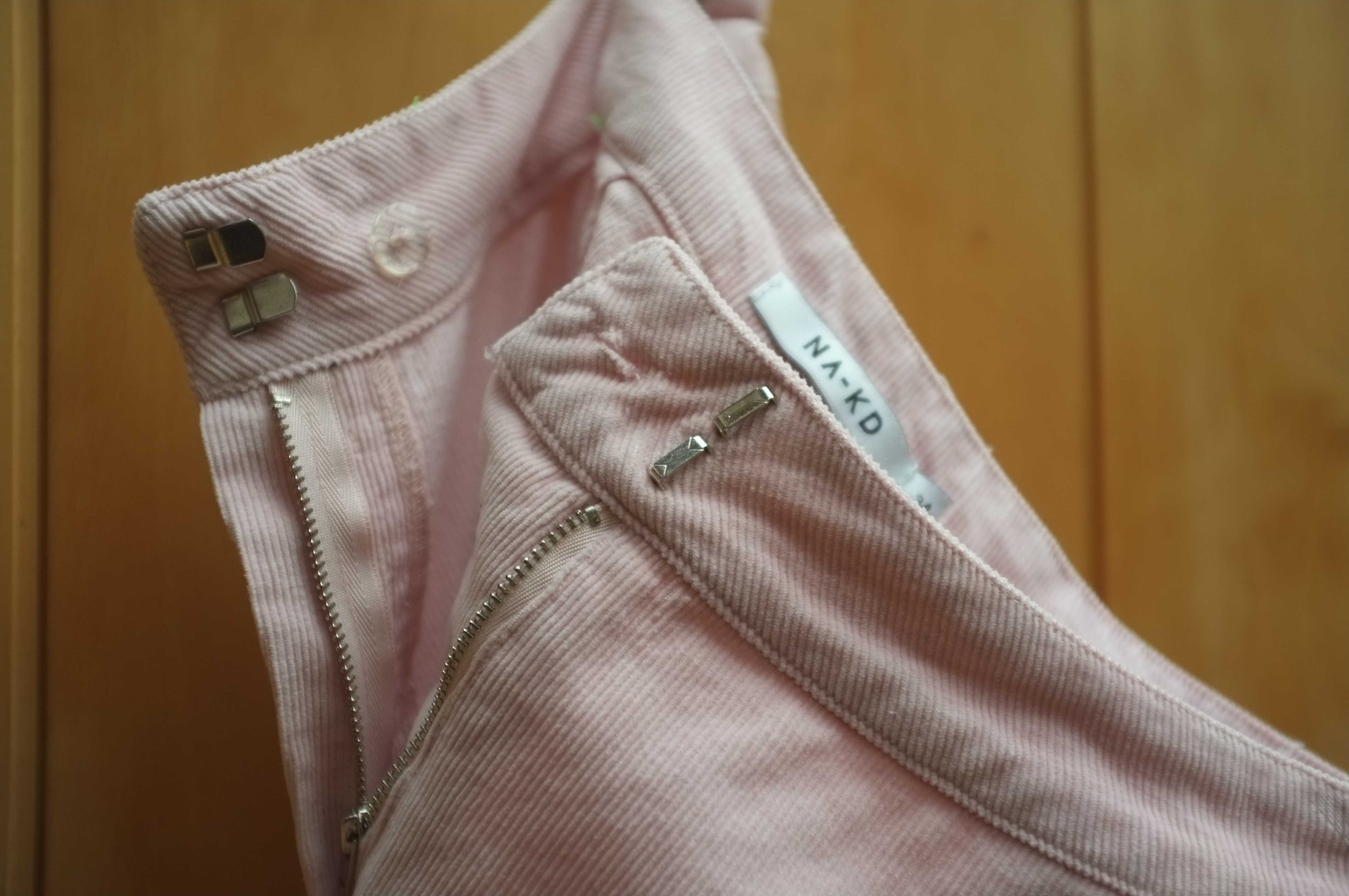 sztruksowe spodnie NA-KD sztruksy pudrowy jasny róż szerokie nogawki