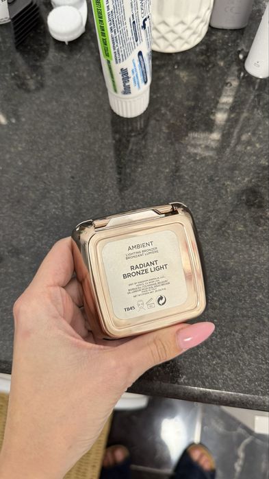 Бронзер Hourglass Ambient 11g в відтінку Radiant