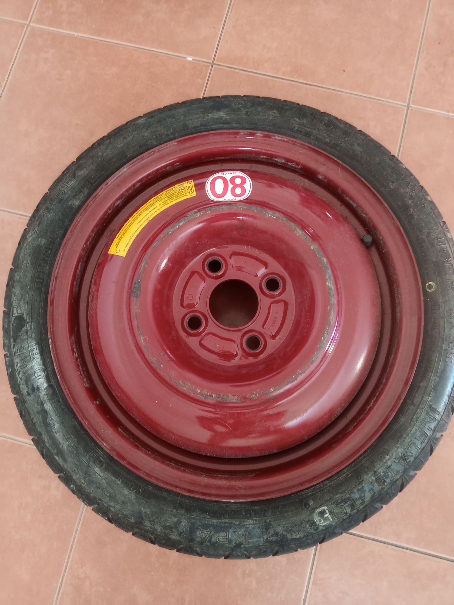 Roda suplente de carro.