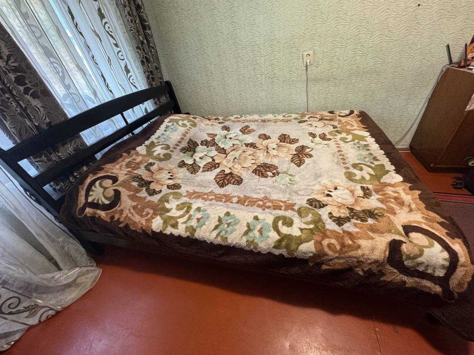 Кровать из натурального дерева