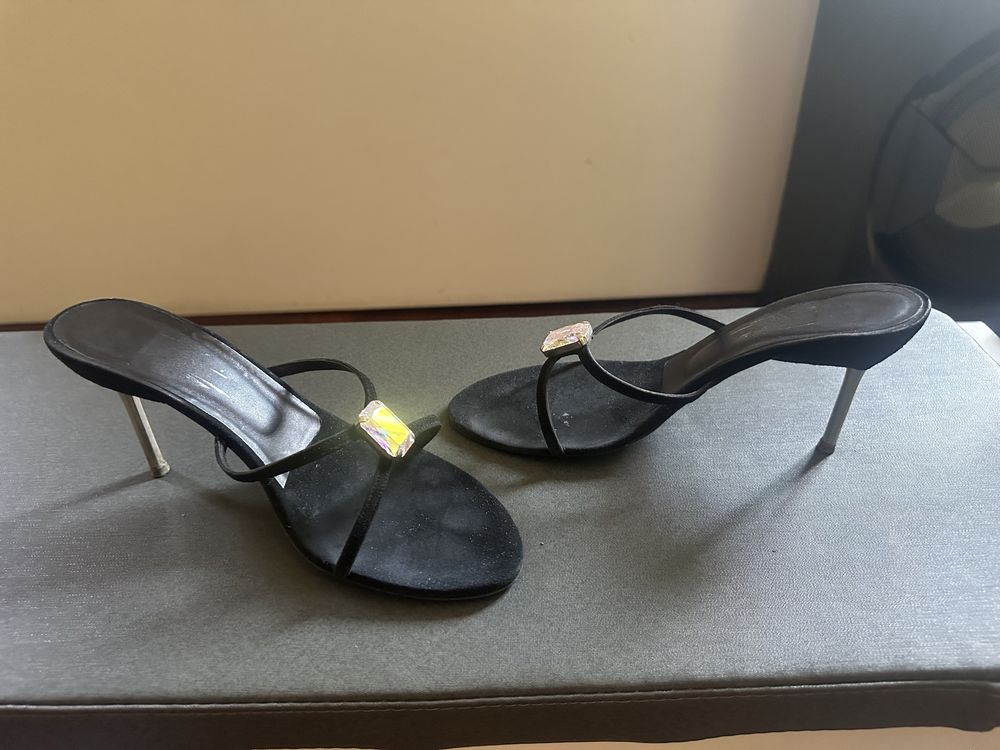 Sandalias toilete pretas com salto e pedra strass de narca Rebeca Sanv