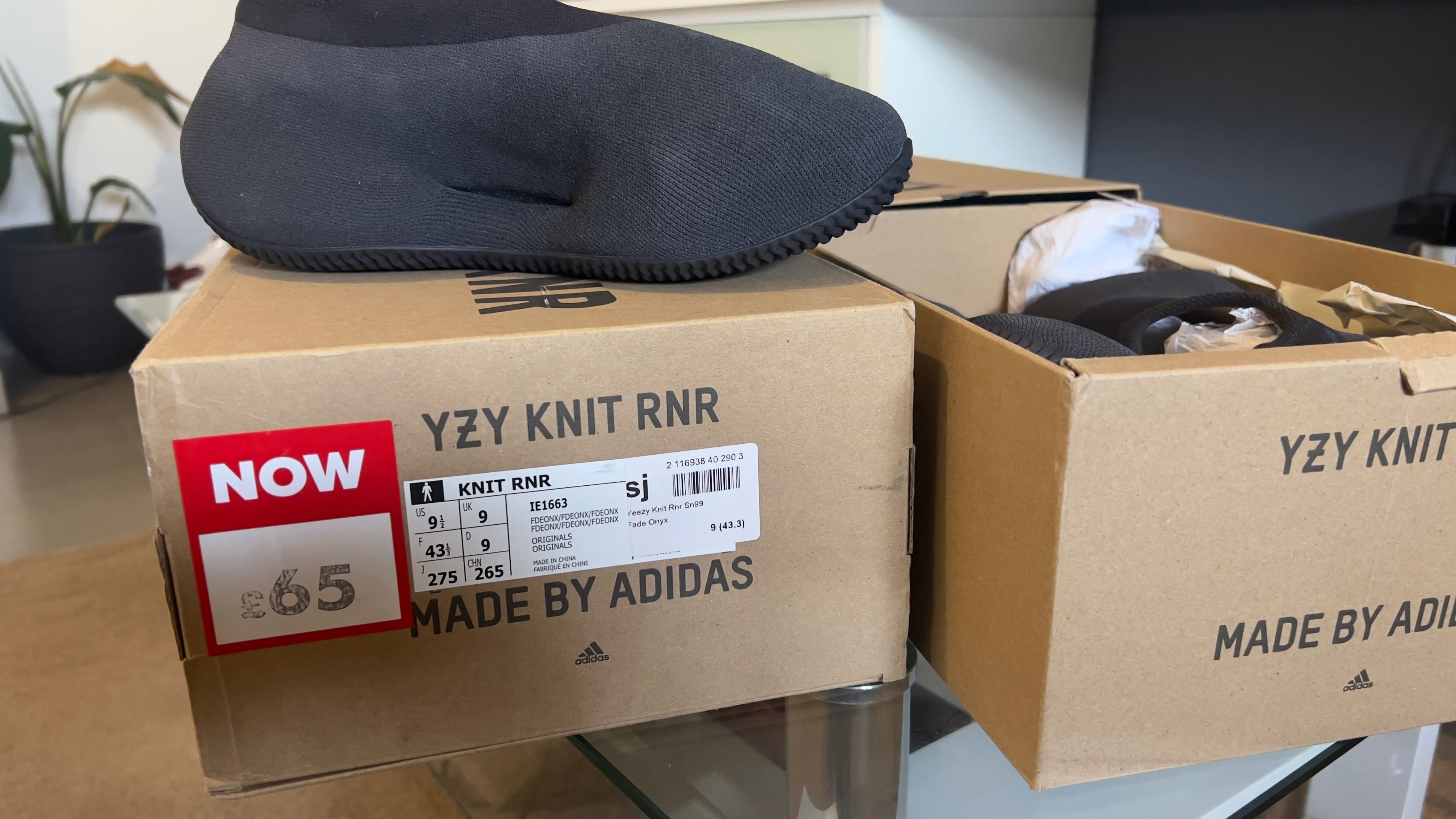 2 pares ADIDAS Yeezy 9.5
Knit Runner Sneakers