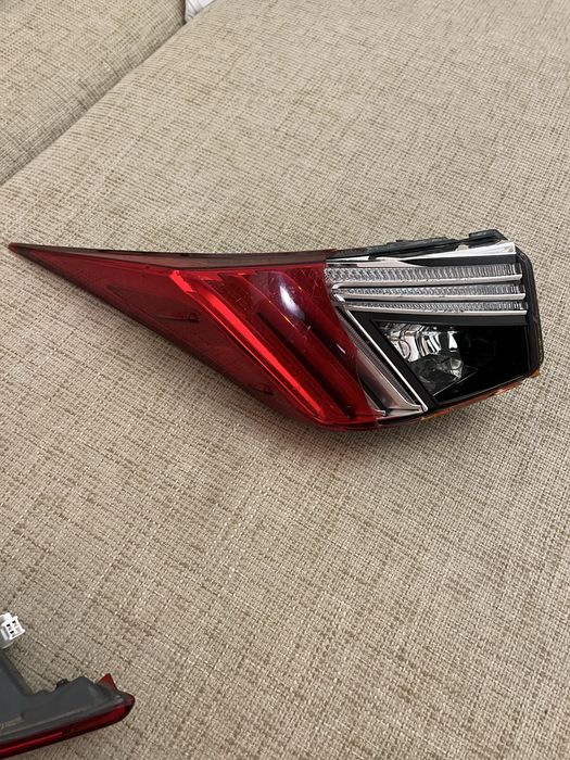 Продам задние фары  и обличовку задней панели лексус is xe30