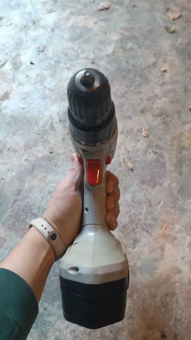 Шуруповерт акумуляторний Intertool 18в на запчастини або під ремонт