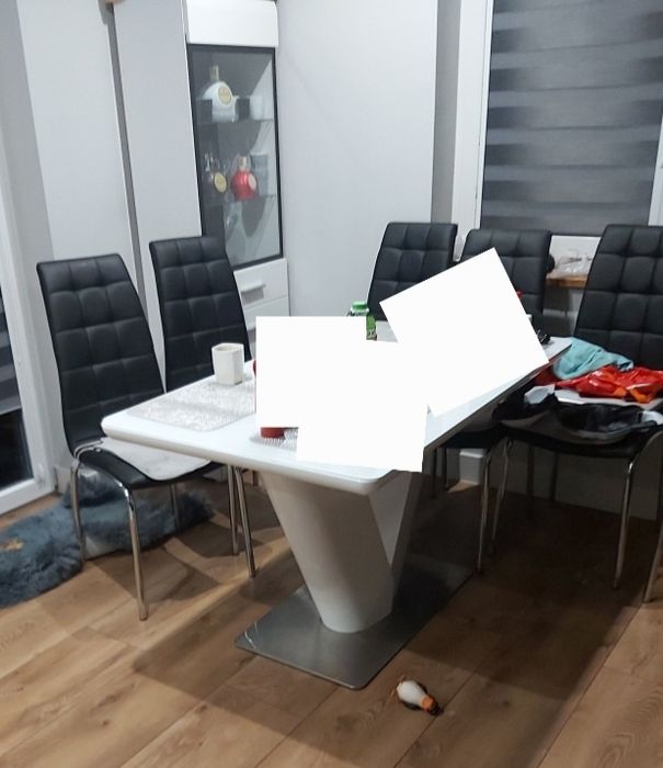 Stół i krzesła, witryna