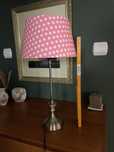 Lampka na metalowej lekkiej podstawie