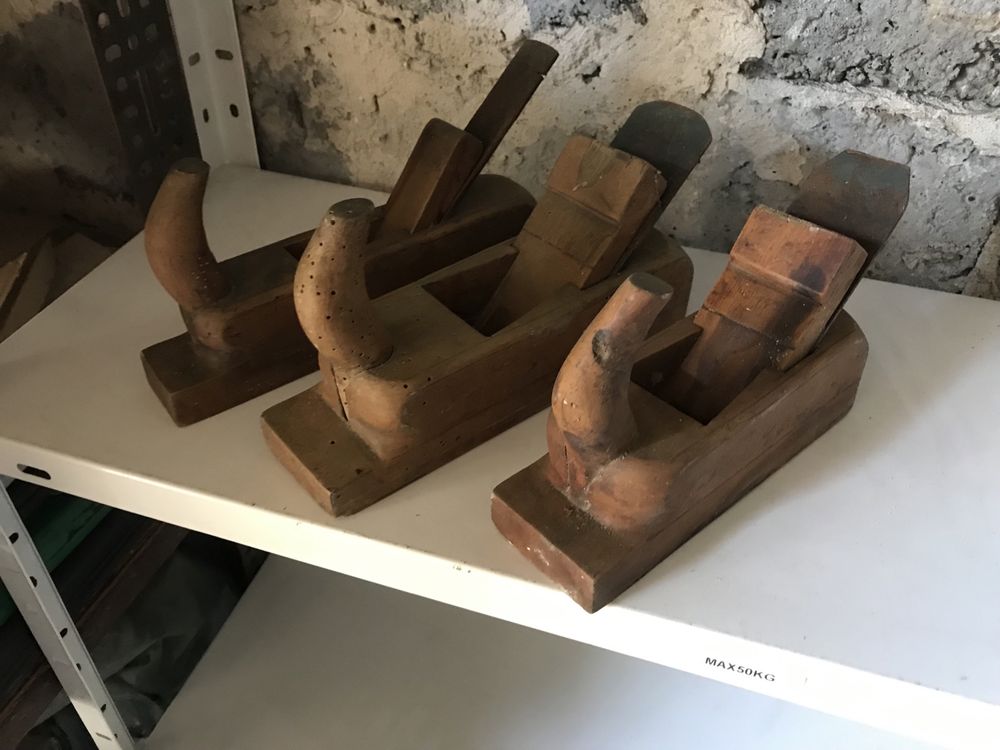 Zabytkowe narzędzia stolarskie wiertarka ręczna młotek hebel piła
