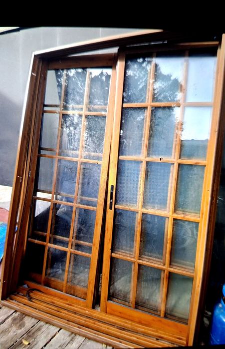 3 Sacadas Completas com vidro duplo cor de madeira, com aros.