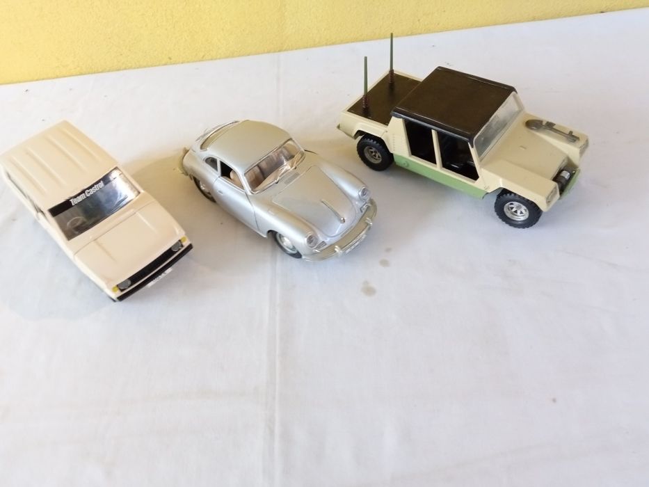 Brinquedos em plástico e chapa