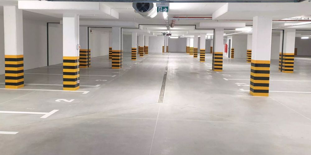 Miejsce w hali parkingowej garaż postojowe zadaszone lotnisko Matarnia