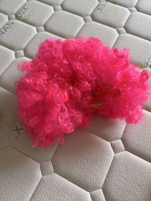Różowa peruka afro imprezy w stylu lat “70 “80