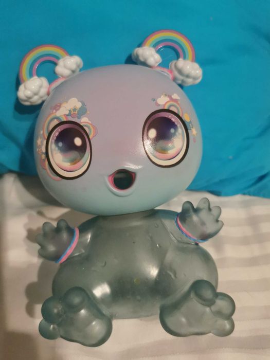 Uma boneca arco-íris Goo Goo galaxy famosa sem acessórios