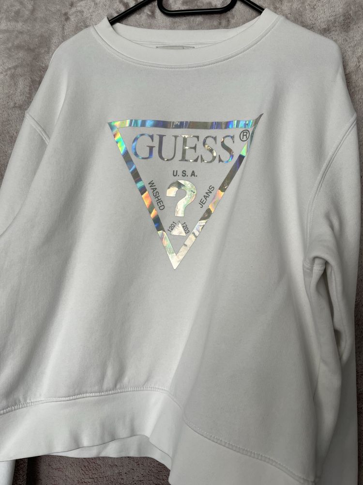 Biała bluza Guess z holograficznym logo