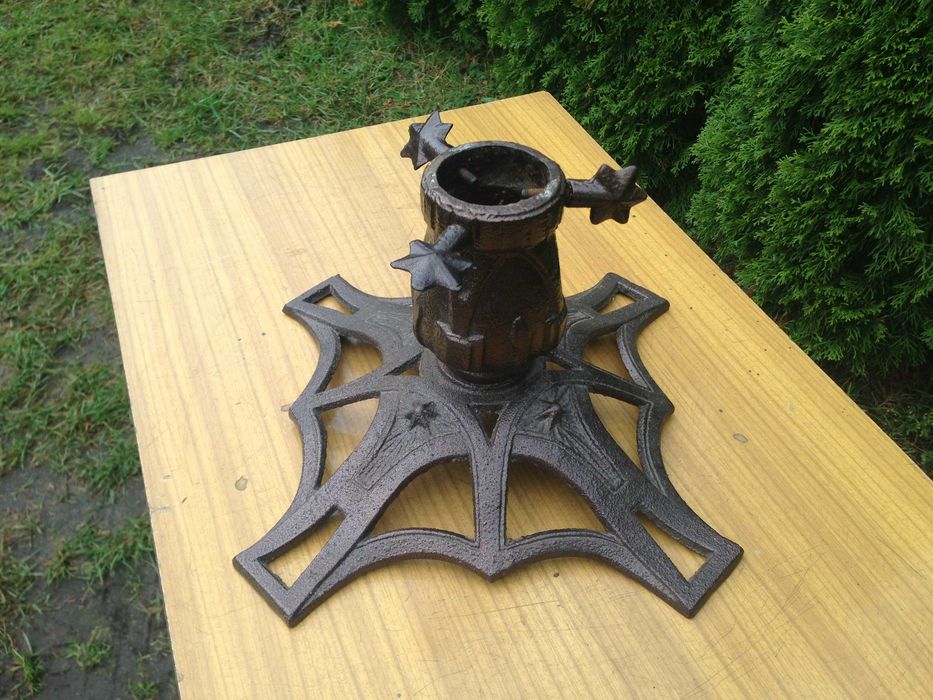 Stary żeliwny stojak do choinki.