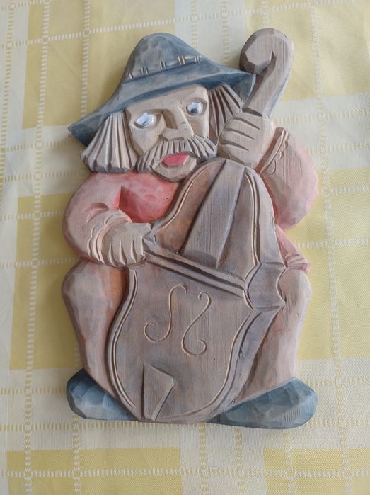 Płaskorzeźba w drewnie na ścianę muzykant