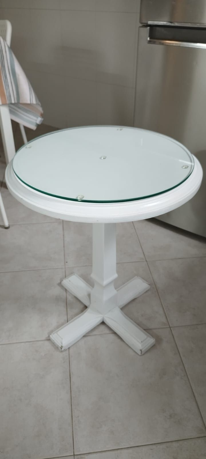 Mesa branca com vidro