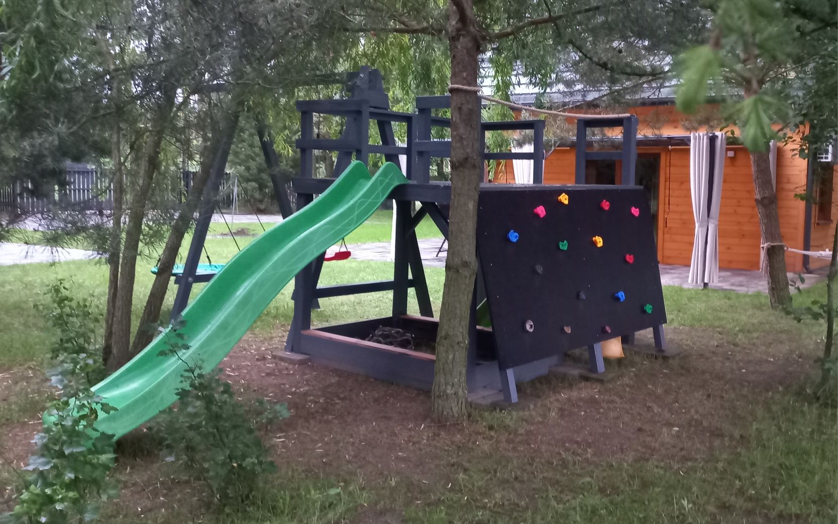 Domki na wynajem Mazury nad jeziorem Roś na ogrodzonej działce