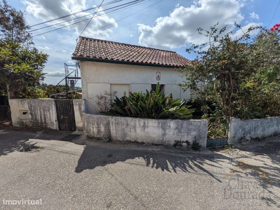 Moradia T3 com anexos e terreno