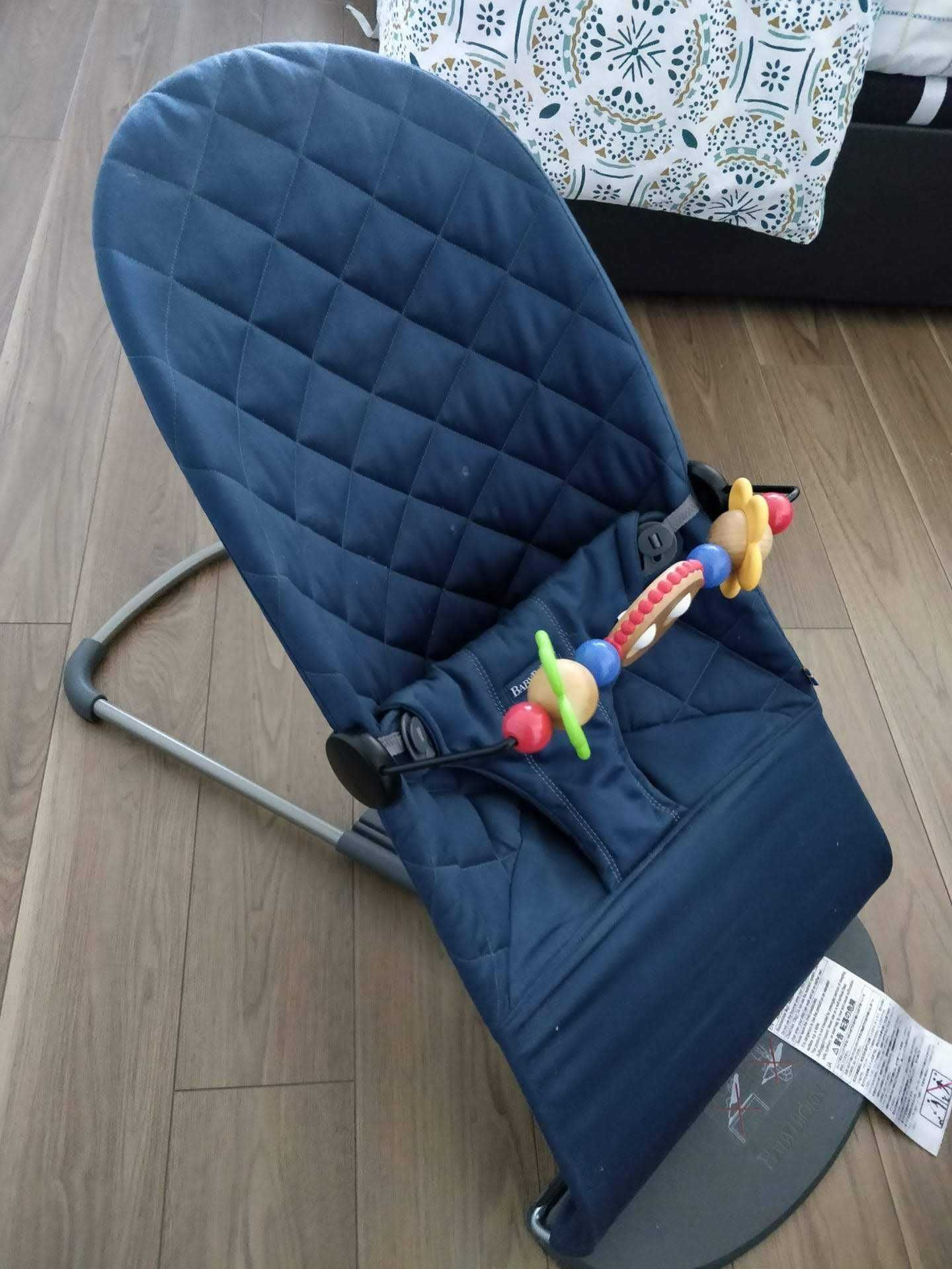 Bebé - Espreguiçadeira/bouncer da Babybjorn com brinquedo