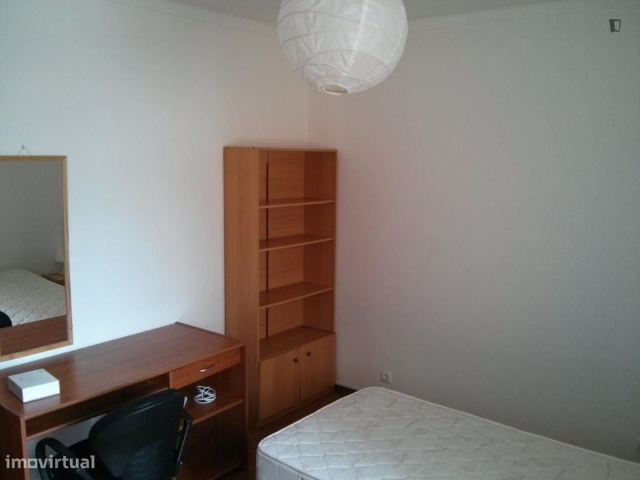 Quarto - localizado em Bairro do Sol Coimbra